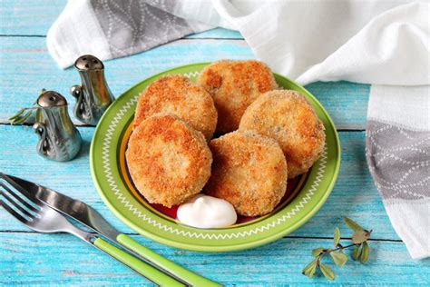 Ingredientai kotletams su bulvių tarkiais