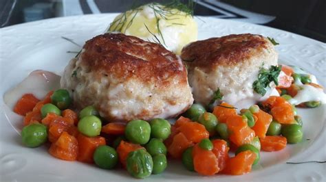 Patiekti kotletai su daržovėmis ir padažu