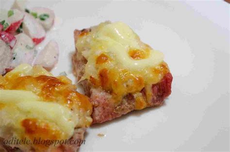 Kiaulienos kepsniai su svogūnais, majonezu ir sūriu orkaitėje