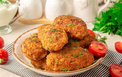 Klasikiniai kalakutienos kotletai keptuvėje