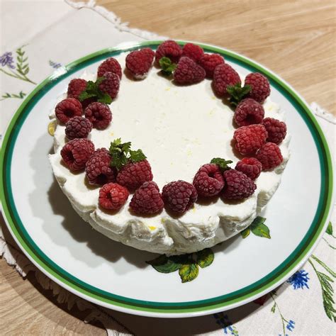 Lengvas sūrio pyragas su avietėmis ir baltuoju šokoladu