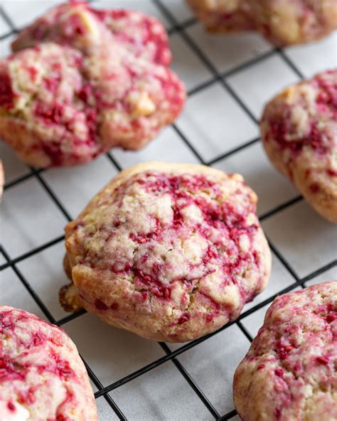 Pyragaičiai su avietėmis ir baltuoju šokoladu