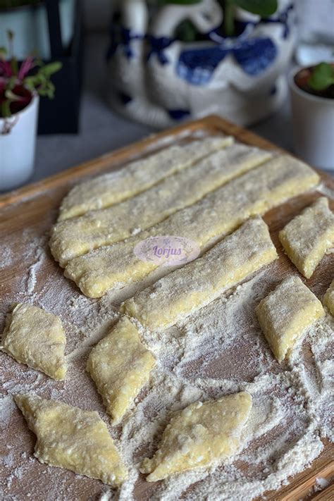 Paruošti kibinai ant kepimo skardos