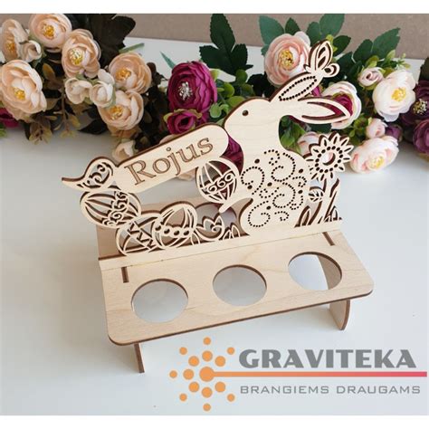 Velykinis stalas su mediniu kiaušinių padėklu