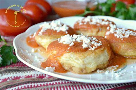 kalafiorų kotletai su pomidorų padažu