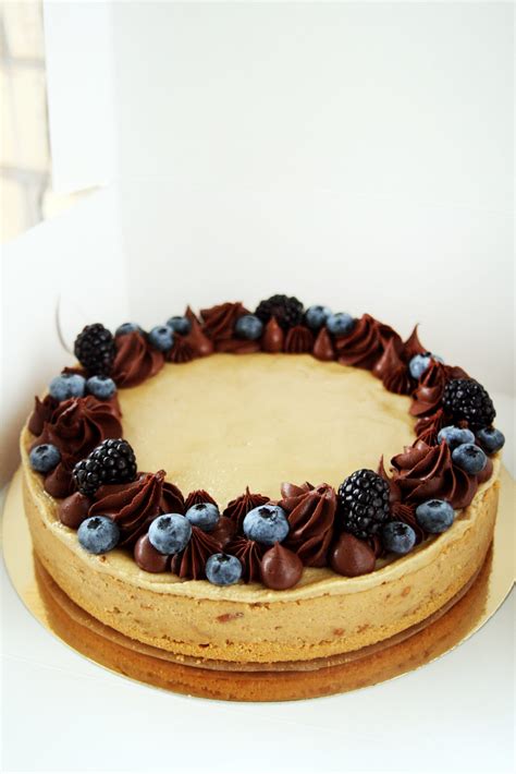 Įvairūs šokoladiniai tortų papuošimai