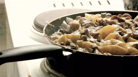 Grybai ir svogūnai kepami keptuvėje