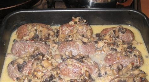 Paruošti kotletai su grybais ir padažu