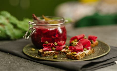 Nuotrauka su žaliais marinuotais burokėliais