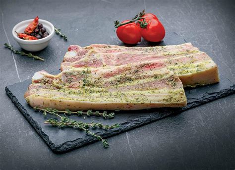 Kiaulienos šoninė su įvairiais prieskoniais ir žolelėmis