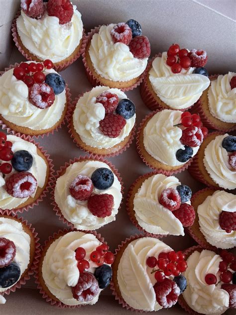 Įvairiai dekoruoti keksiukai