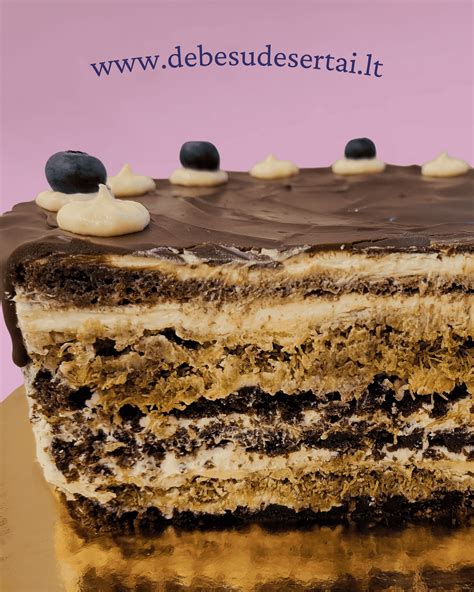 Įvairūs desertai su šokolado padažu