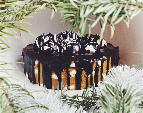 Gražiai papuoštas tortas ant šventinio stalo