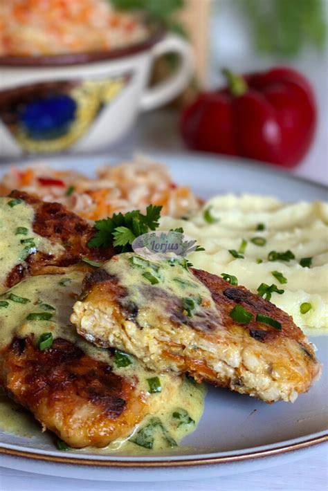 vištienos kepsneliai su salotomis