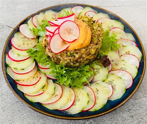 Lėkštė su grikių kotletais ir salotomis