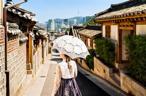 Pietų Korėjos gamtovaizdis su tradicine architektūra