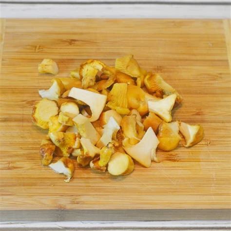 Supjaustytos voveraitės su svogūnu keptuvėje