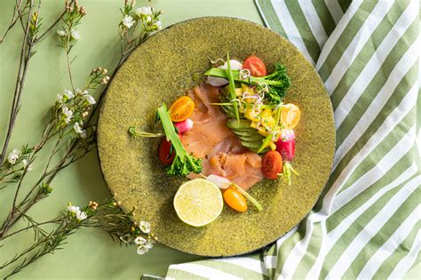 Lėkštė su apkeptais lašišos kotletais ir salotomis