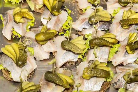 Įvairūs patiekalai su marinuotais agurkais