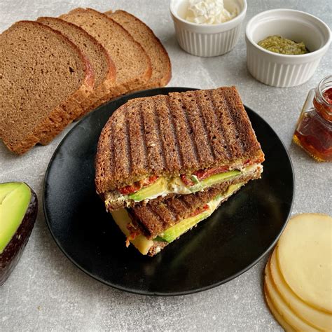 Juodos duonos riekelės su įvairiais pagardais