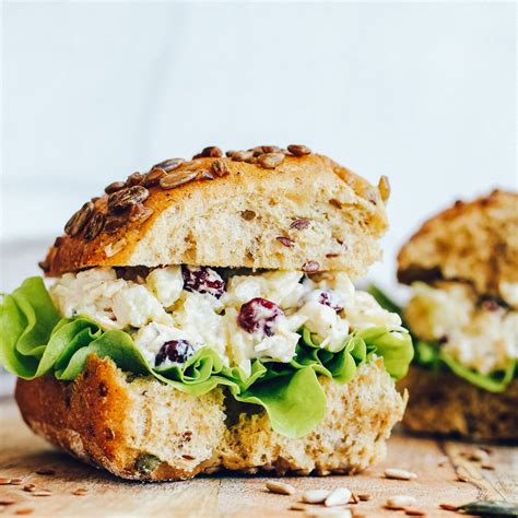 Įvairūs sumuštiniai ant medinės lentelės