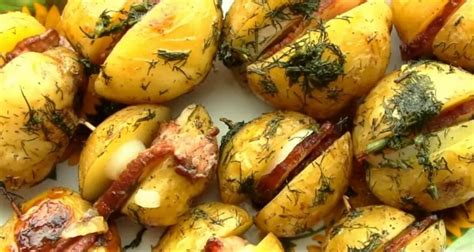 Klasikinės orkaitėje keptos bulvės su česnaku ir šalaviju