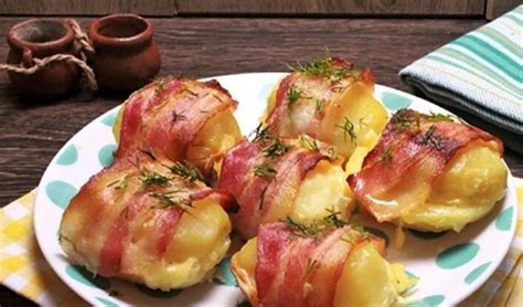 Orkaitėje keptos bulvės su šonine ir briuseliniais kopūstais