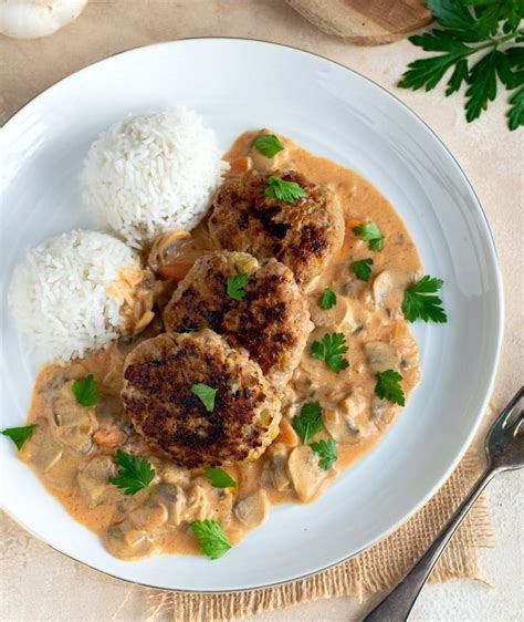 Vištienos kepsnys su daržovėmis ir garnyru