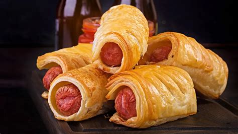 Dešrelės suvyniotos į sluoksniuotą tešlą