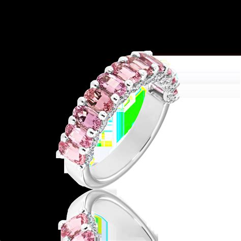 Indelis su rožiniais pipirais ir šalia esančiais juodaisiais pipirais palyginimui