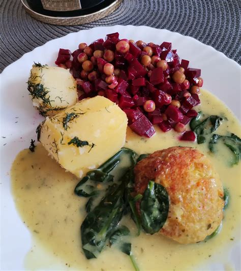 Sultingi lašišos kotletai patiekiami su grietinėlės padažu