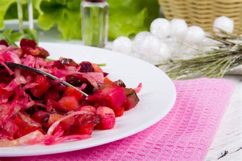 Lėkštė su virtomis bulvėmis, burokėlių ir raugintų kopūstų salotomis