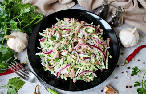 Įvairios salotos su mėsa