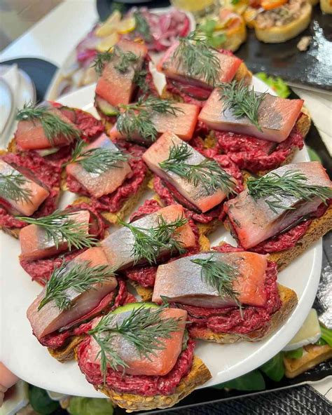 Silkės su sausainiais ir kiaušiniais užkandis