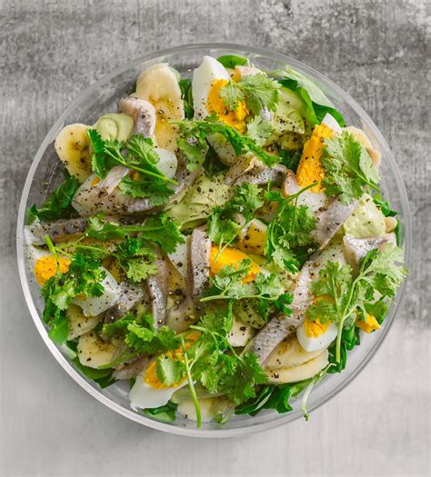 Silkės salotos su bananais ir avokadų padažu