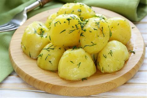 Virtos bulvės su žolelėmis ir citrina