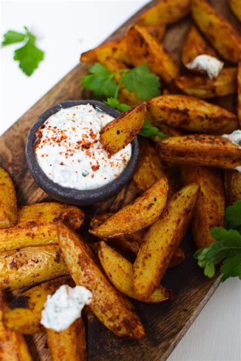 Traškios keptos bulvių skiltelės su padažu