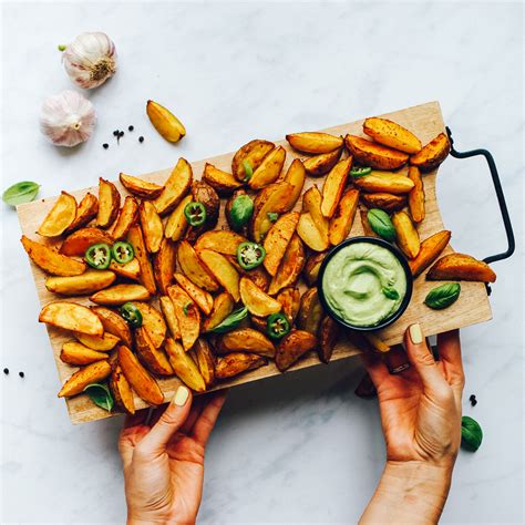 Traškios keptos bulvių skiltelės