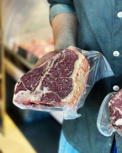 Darbuotojai prie mėsos pakavimo linijos