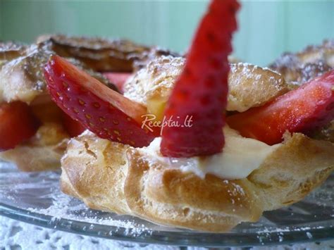 pyragaičiai su braškėmis ir kremu