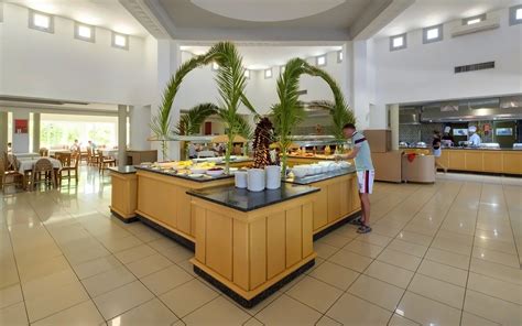 Nuotrauka su įvairiais desertais