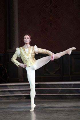 Raymondas Blancas demonstruoja patiekalo gaminimo techniką