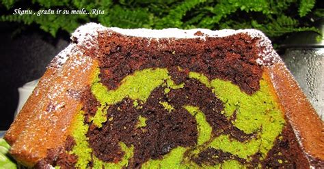 Šviežiai keptas šokoladinis keksas su špinatais