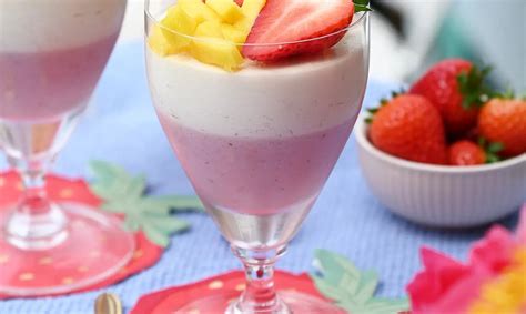 Mango putėsių desertas su braškių sluoksniu