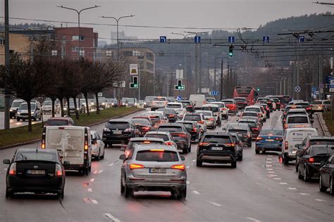 Tipinė Albanijos gatvė su automobilių spūstimi