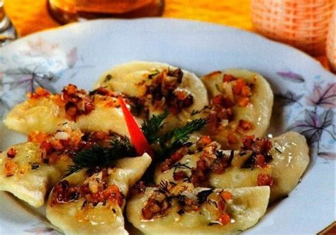 Pierogi su įdaru ir spirgučiais lėkštėje