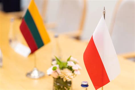 Lietuvos ir Lenkijos vėliavos su kainų simboliais