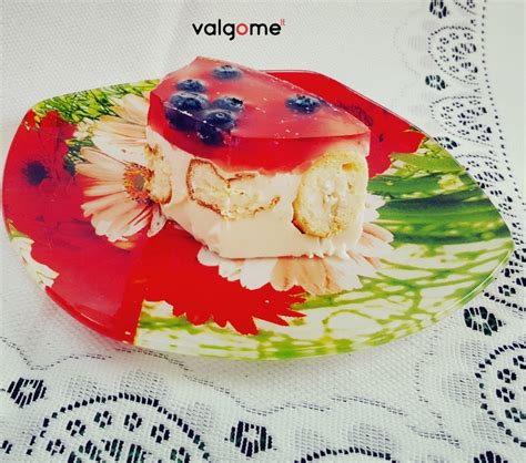 Nekeptas tortas su želė, vynuogėmis ir sausainiais