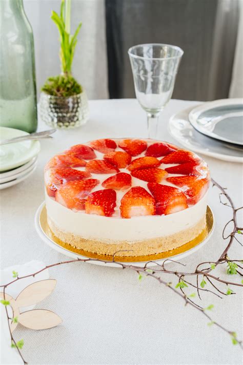 Nekeptas varškės tortas su braškėmis ir kitomis uogomis