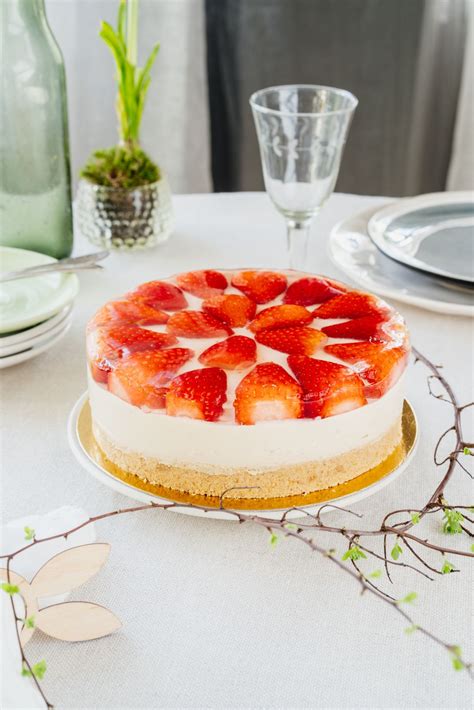 Nekeptas varškės tortas su šokoladiniu glajumi